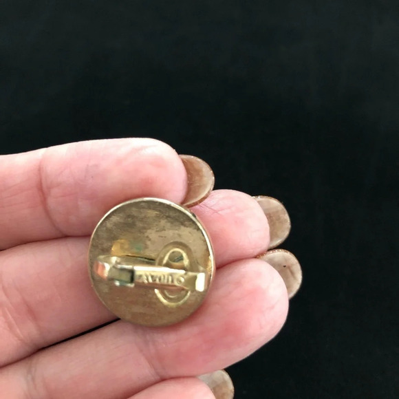 Avon Stamped Round Clip On Earrings White Gold - Picture 5 of 5